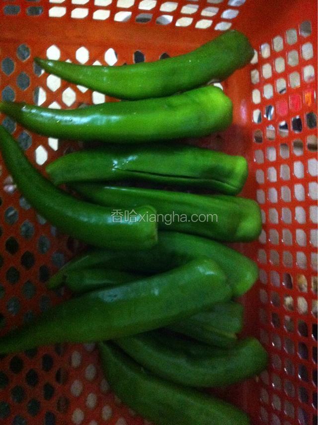洗净了青椒，肚子破开，里面的米米挖出来