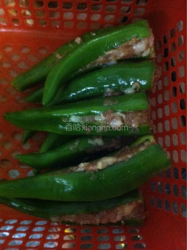 将瘦肉剁碎，放适量盐，蚝油搅拌