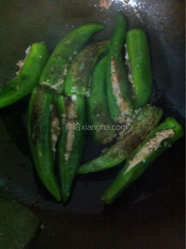 热锅，下油，将青椒的皮煎成虎皮，翻炒5分钟，放半碗水，加蚝油，生抽，生分，焖至收汁。