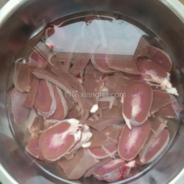 除羊肉外其它两种放凉水盆中拔出血水。