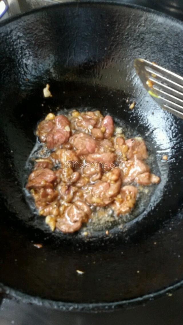 别起锅放少许油爆炒羊肉段生放酱油。