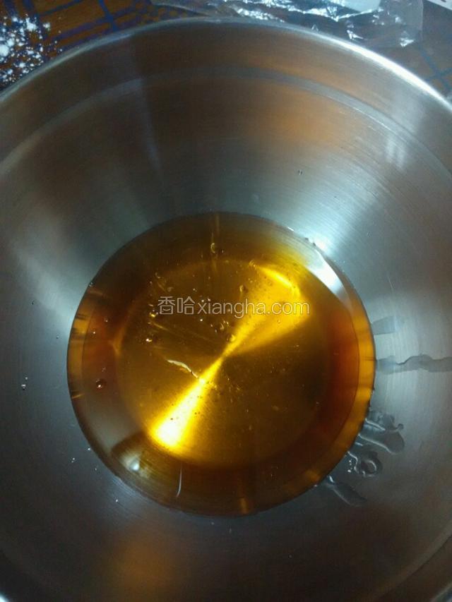糖浆、色拉油、枧水、盐与水无油的容器中。