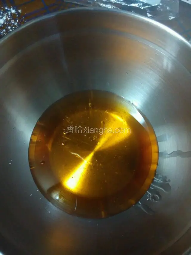 糖浆、色拉油、枧水、盐与水无油的容器中。