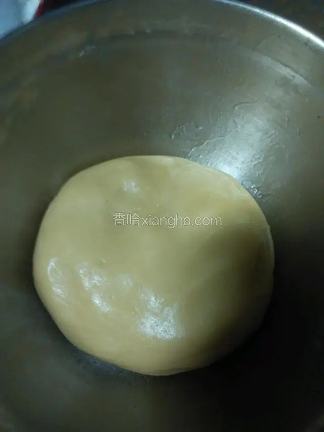 取出容器把面团揉光滑了，冷藏后的面团就不粘手了。揉好后在饧十分钟让面团松弛一下。
