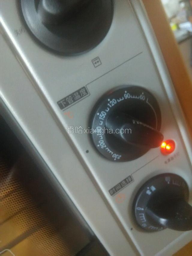 烤箱200度预热三分钟。