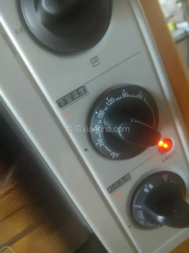烤箱200度预热三分钟。
