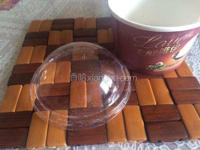 面团放凉后，像包饺子一样，揪出一个个剂子，然后案板上撒些熟糯米饭，擀皮。这次借助于小冰激淋杯子上面半球行的塑料盖特别合适；
