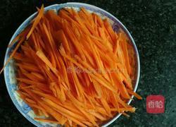 红萝卜丝炒青椒的做法图解1