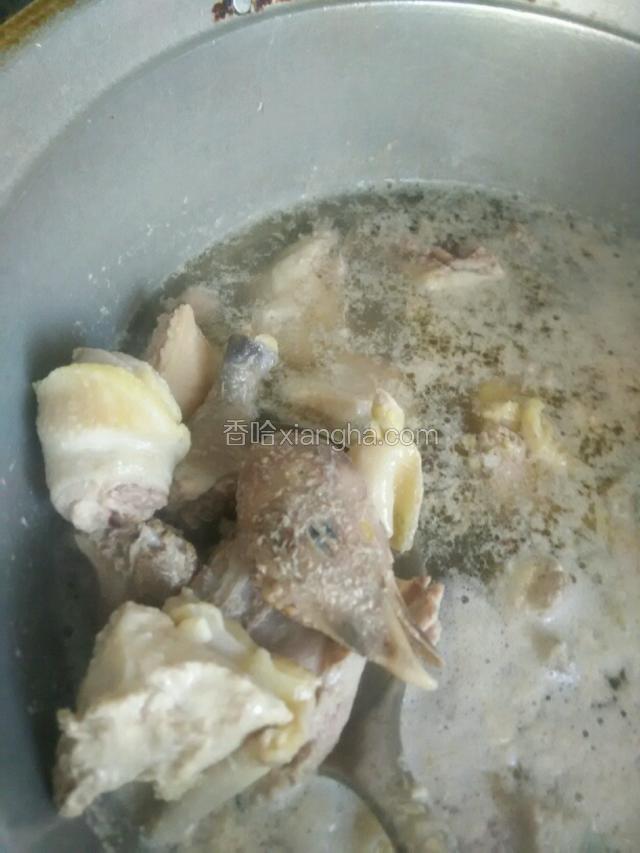 锅中烧水倒入料酒汆烫鸡肉去除腥味，鸡肉洗净备用，锅中水倒掉不要。
