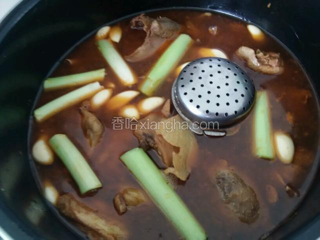 炒上色的鸡肉放入电饭煲，加水没过鸡肉本身就好，放入葱段 大蒜粒 花椒 八角 肉桂，豆瓣酱本身就是咸的，盐根据自己口味可加可不加，电饭煲调到鸡鸭肉，开焖