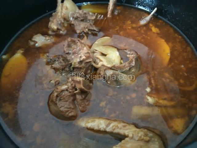 焖好的鸡肉加水就可以开涮了