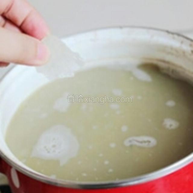 等绿豆全部煮裂开花后加入冰糖。等冰糖化了，一碗香喷喷的绿豆汤，就出来了。
