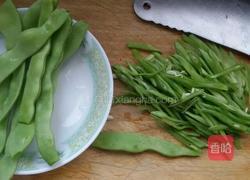 肉丝炒扁豆。的做法图解1