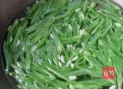 肉丝炒扁豆。的做法图解2