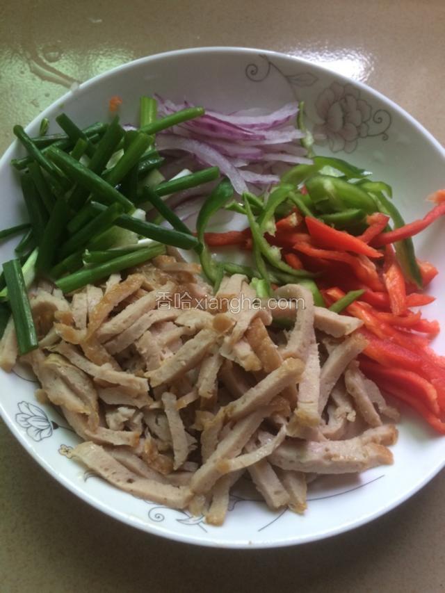 洋葱青红辣椒切丝，葱切段，肉卷切条备用