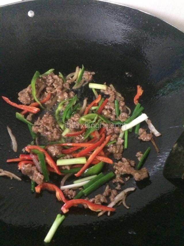 快速炒肉变色放入葱段青红辣椒，加适量胡椒粉…