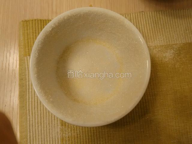 黄油熔化后，用刷子刷在碗上，涂10克左右白糖在碗边上。