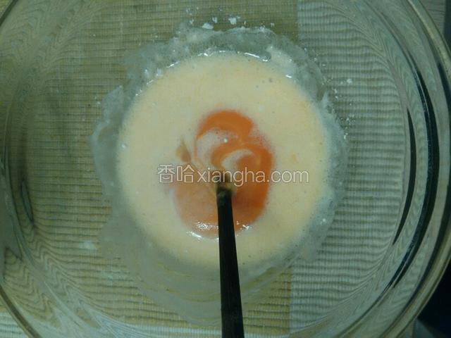 在液化的黄油中倒入10克牛奶，10克低粉，1只蛋黄，搅拌均匀。