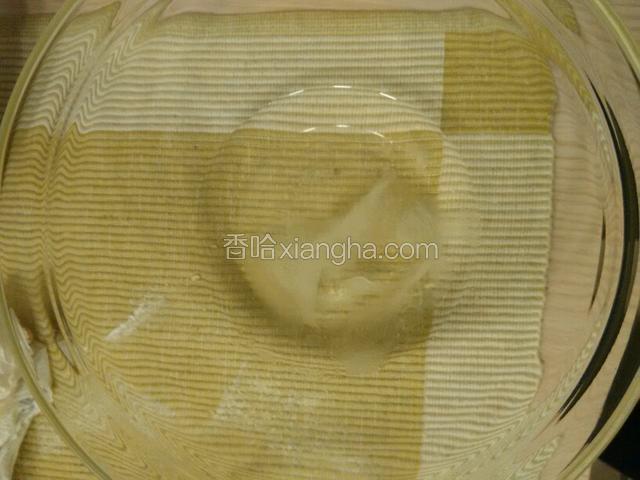 蛋白中加1克白醋与20克糖，打发至干性发泡。