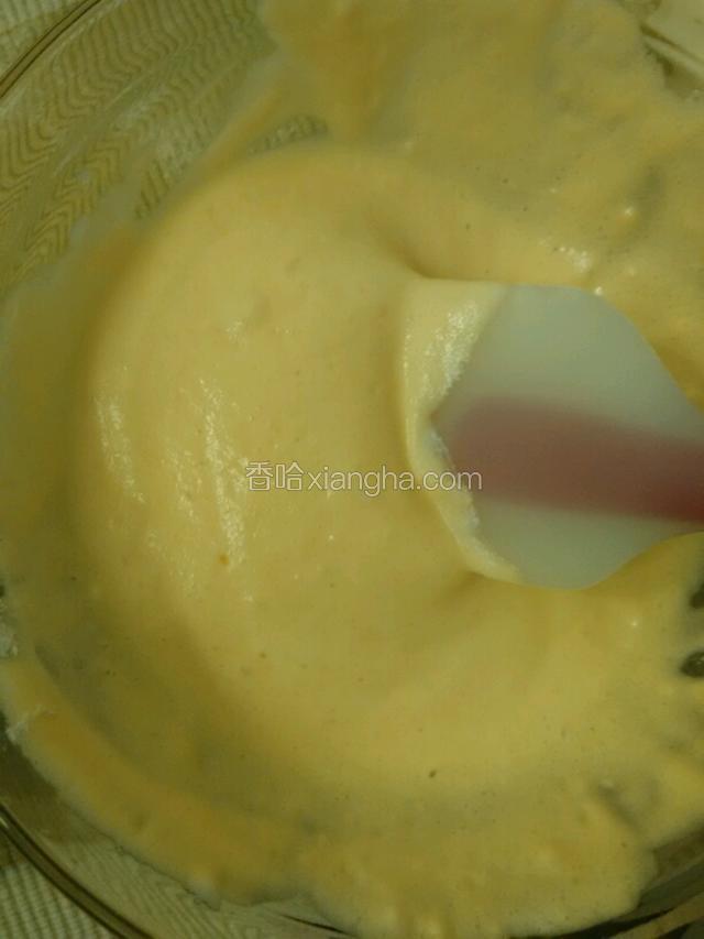 将蛋液与蛋白用刮刀上下翻拌均匀。