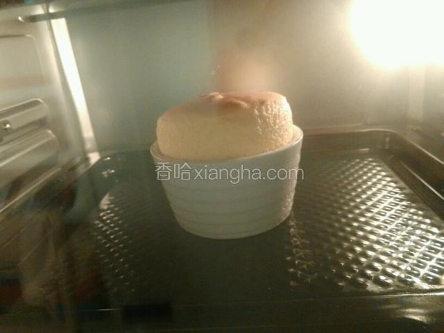 155度预热，中层，8分钟，渐渐长高，表面淡黄色即可。