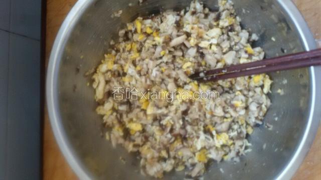 盆中放姜和鸡蛋剁碎香菇先拌匀。