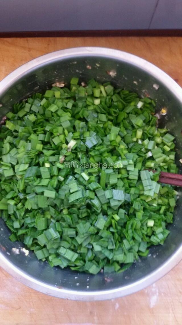 快烙饼时在放韭菜拌匀。