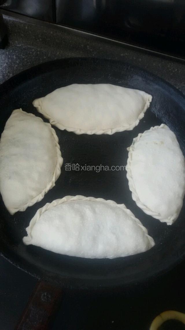 平底锅提前预热，烙素馅荷叶饼，两面微黄即熟了。
