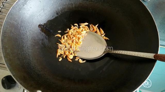 锅中加入适当食用油中火炒虾仁4分钟