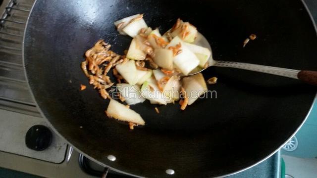 把切好的冬瓜倒入锅中加盐，大火炒8-10分钟（因冬瓜本身没水分，所以在炒的过程中加入小半碗水）