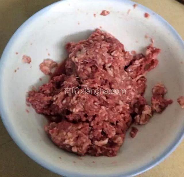 羊肉手工剁碎，比饺肉机做的肉馅口感更好…