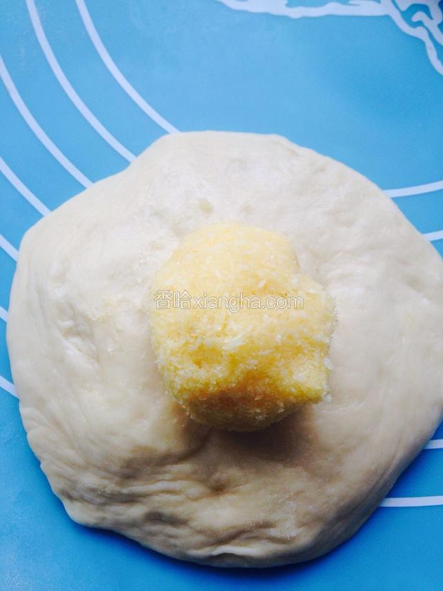 把松弛好的面团分别擀开，包入内馅。