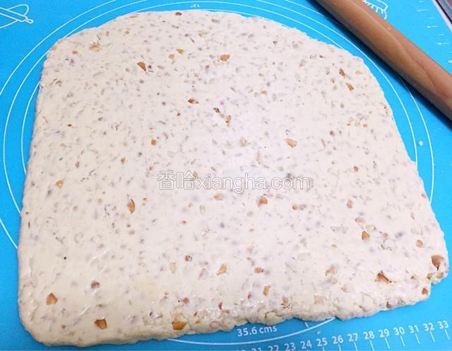 撒点奶粉以防粘连，整形擀成自己想要的厚度