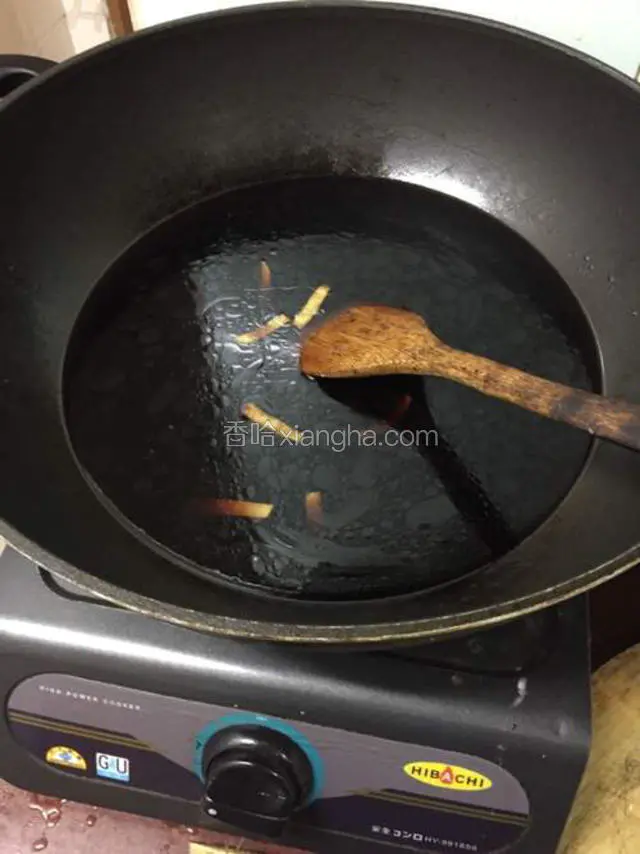 在一个深锅中,高温加热适量油。加入姜，爆香。加入红烧汁和清水。