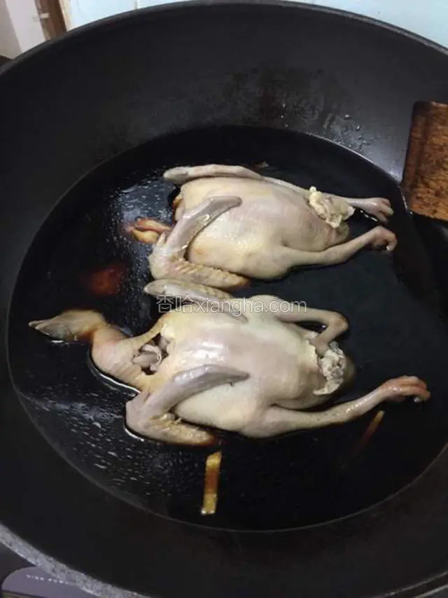 将乳鸽放入锅中焖煮。当焖煮时， 调至中火。小心地时不时将乳鸽翻面，以保证红烧汁均勻地滲入乳鸽当中。将乳鸽焖煮25分钟，直至乳鸽完全熟透。