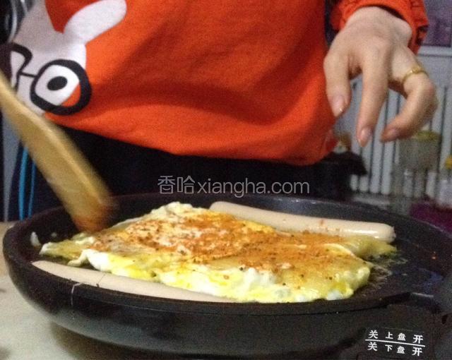 翻面。打入鸡蛋。
用铲子把鸡蛋液弄散铺在冷面片上
