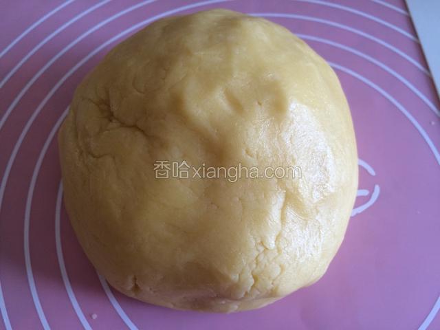 加紧低筋面粉和成面团；