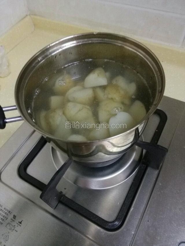 将土豆块放入锅中煮熟。