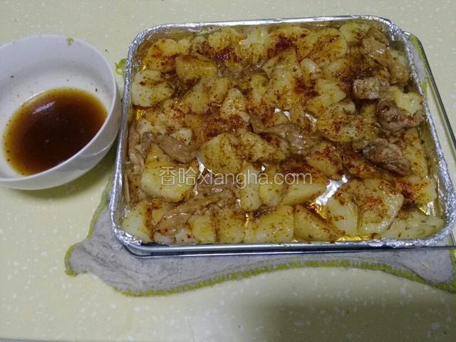 再在土豆表面刷少许橄榄油。刷上糖醋汁。入烤箱再烤15分钟。