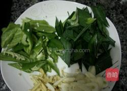 腊肉炒洋芋粉粑粑的做法图解1