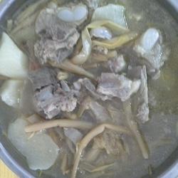 白萝卜黄花菜炖排骨的做法[图]