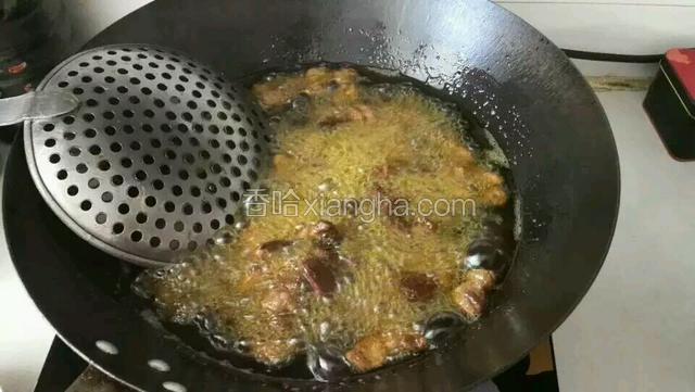 起油锅，油热后，下入肉条中火炸至表皮变色，捞出控油