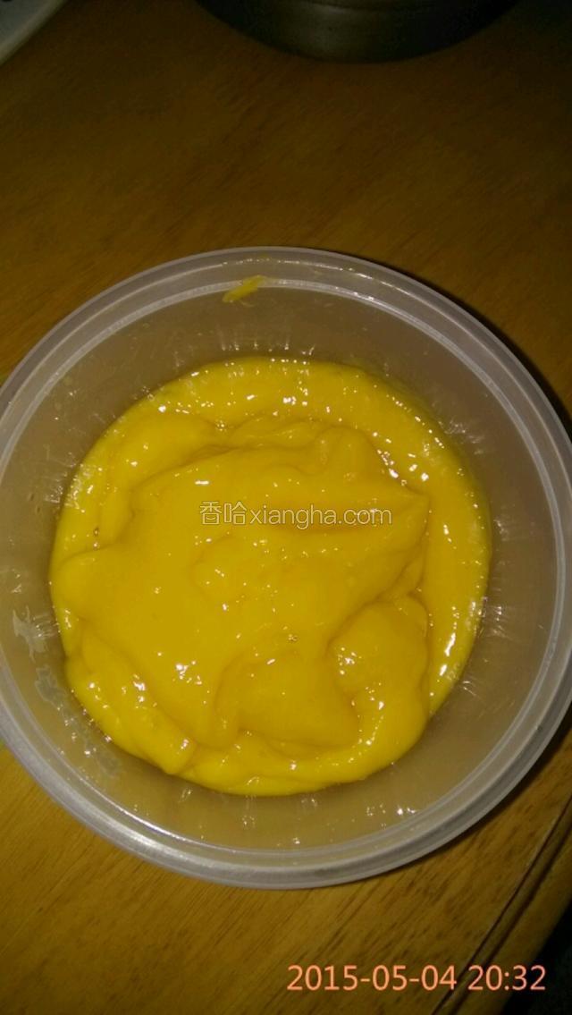 料理机打成细腻的芒果泥，放入冰箱冷藏备用