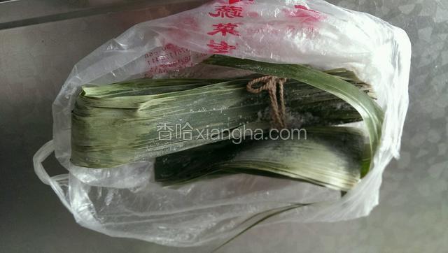 选用江南特有的包粽子用的新鲜芦苇叶
