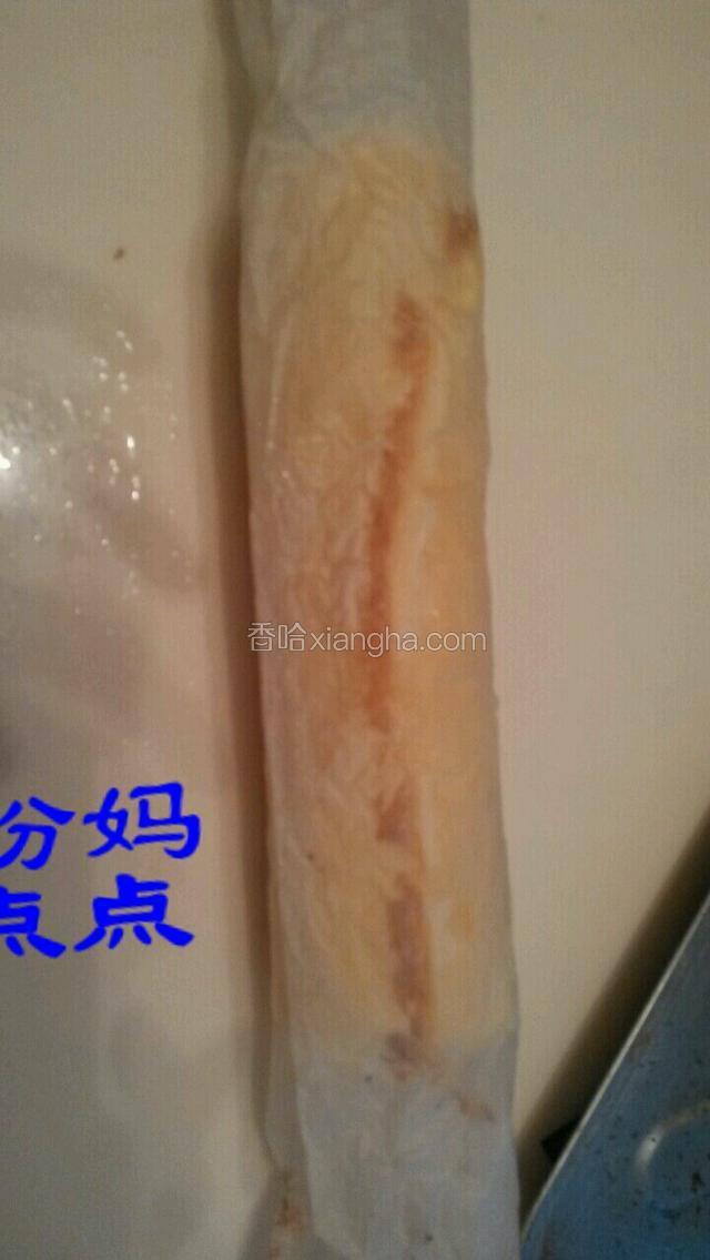用油纸趁热卷起来。定型十分钟