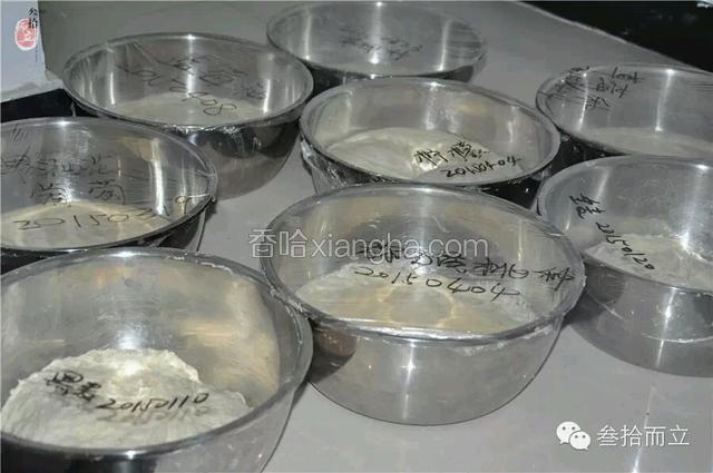 一、 配方：
1. 苹果酵母液：苹果1个，砂糖30克，蜂蜜30克，水800克。
2. 种面：苹果酵母液300克，法国面粉300克。
3. 主面：法国面粉1000克，砂糖60克，干酵母12克，盐12克，冰水480克，蔓越莓干100克，巧克力水滴100克。