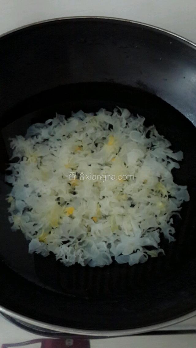 发好后，往锅里加适量水，倒入木耳，大火煮。