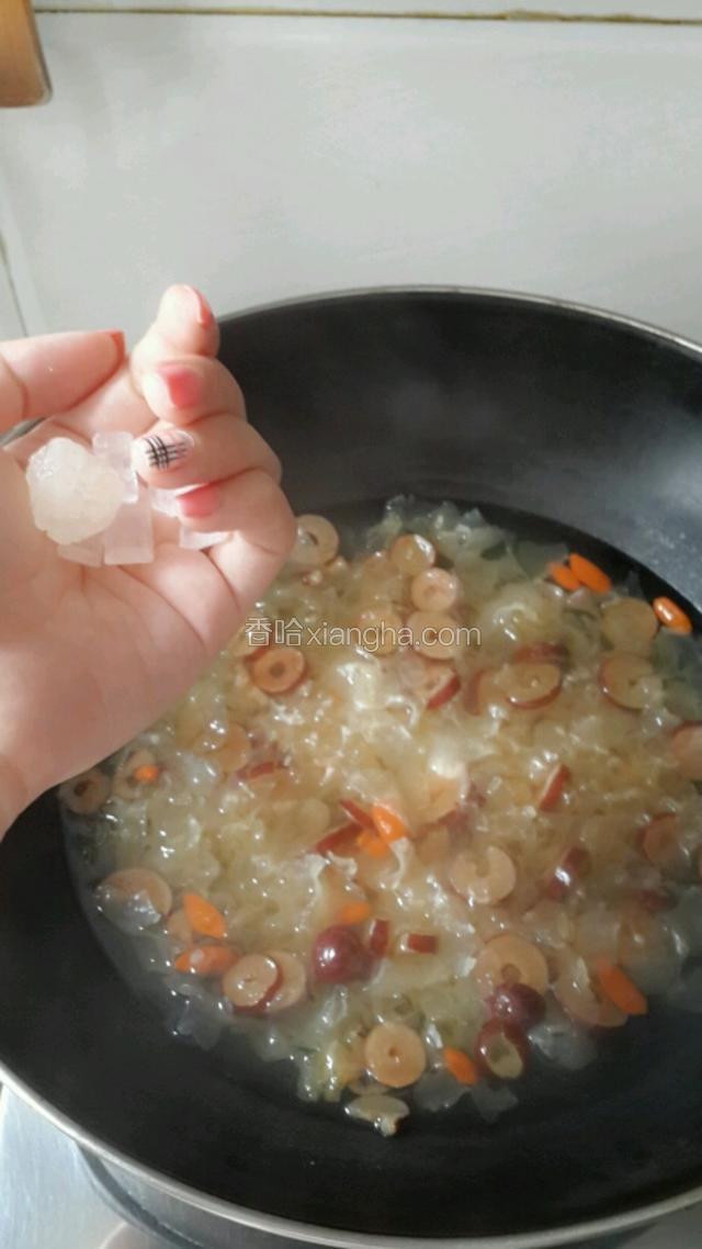 待颜色变红，加入适量冰糖，10分钟后关火。