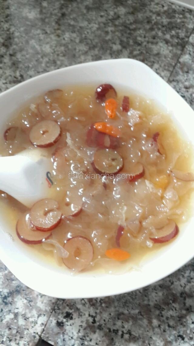 银耳红枣枸杞汤完成。