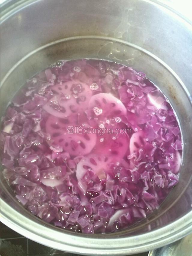 莲藕放入紫甘蓝水中（水中滴几滴醋)焯水